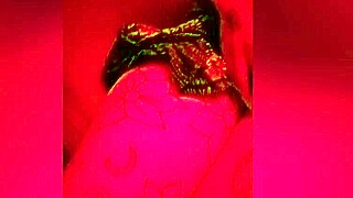 קומפילציה קלוז-אפים אצבעות בחורת שתן וכוס צמודה רטובה מטפטפת