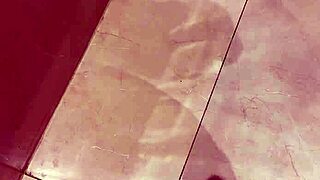 शावर में मेरी मस्कुलर बॉडीबिल्डर बेब के साथ इतना हॉर्नी हूँ