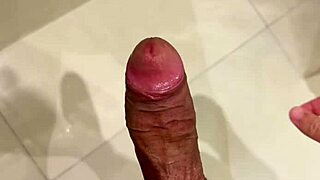 शावर में मेरी मस्कुलर बॉडीबिल्डर बेब के साथ इतना हॉर्नी हूँ