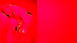 קומפילציה קלוז-אפים אצבעות בחורת שתן וכוס צמודה רטובה מטפטפת