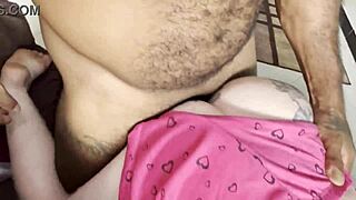 Stieftochter bläst Stiefdaddys Schwanz lässt ihn in Mund spritzen?