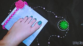 BEAUTIFUL TEEN'S FOOT MASSAGE LEADS TO FETISH ORGASM!