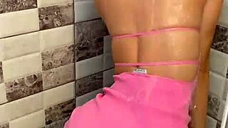 गीली शावर टीज डीपथ्रोट एजिंग और कम डिनायल ब्लोजॉब में बदल गई