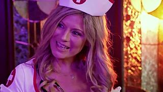 Stiefmami spielt versaute Krankenschwester mit Stiefsohn im Krankenhaus Tabu-Fick