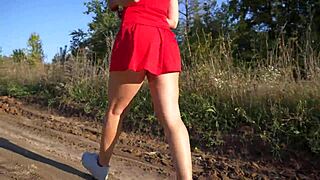 Hei shorttihame tyttö, miksi kiusaat stringejä ja persettä piilokameralla ulkona?