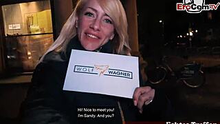 Saksalainen blondi tatu lutka julkisella fitness treffipickupilla