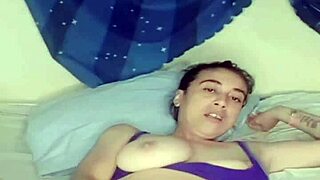 mira como me meto este consolador enorme y gozo duro??