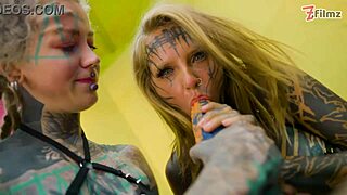 Lesbiche tatuate lingua biforcuta si inculano ATM leccano fighe rasate selvagge