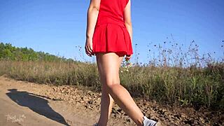 Hei shorttihame tyttö, miksi kiusaat stringejä ja persettä piilokameralla ulkona?