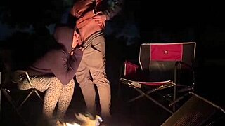 Kurviges Amateur-Paar riskiert Outdoor Fotzenfick am Campingplatz um erwischt zu werden