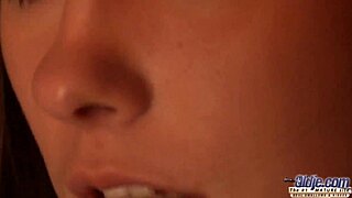 Junge 18+ in Sauna reitet alten Schwanz, bläst tief und schluckt Sperma