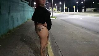 Gigantesco culo brasiliano tatuato di Sabrina Strong lampeggia traffico in tease pubblico audace, ferma le auto!