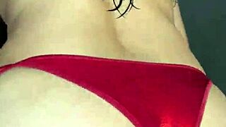 Η χορεύτρια κοιλιάς αντέχει άγριο deepthroat στο λαιμό