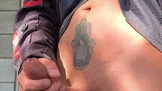 Tvrdý kokot pulzuje keď cudzí sledujú moju diaľkovú masturbáciu