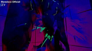 Kurvikas punapää öljytty lutka repii vaatteet revitellen isoja tissejä