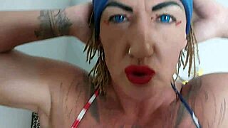 Brutal dybhalspik gagging på muskuløs milfs kæmpe klit røvhammere