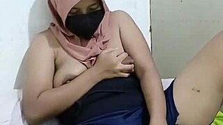 How does hijab housewife masturbate big pussy when house empty?