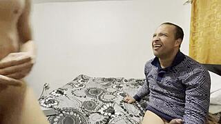 jovenzuelo cabalga en una gran verga anal dura y profunda sin parar