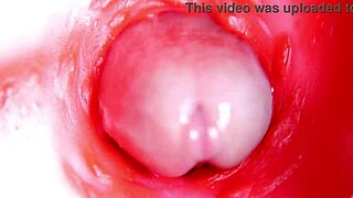 Vidiš li kameru duboko u ulju pički pre nego što je sperma preplavi?