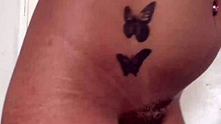 gostosa dances naked flashing her juicy ass for exhibitionist thrills