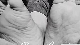 barefoot amateur teases with her sexy feet fetish close-up
