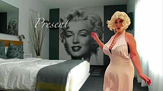Voyeur mate mamie Marilyn Monroe sucer en gorge profonde en gémissant