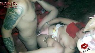 ella chupa tetas mientras monto polla hasta creampie