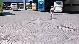 Vazou na net: 18yo teen caught sucking pornstar on bus