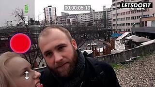 Geile Hostel-Stiefschwester Angel Wicky lutscht zwei Monster-Schwänze in der Dusche