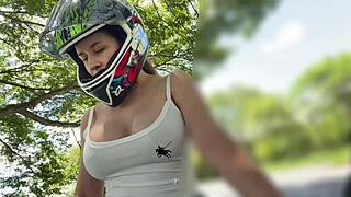 Mi madrastra sin sostén me recoge y flashes huge tits outdoor!