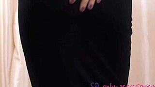 Suzi Star's sexy striptease - wanna see british model's big tits bounce?