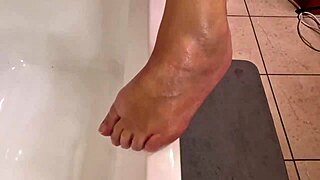 hey watch this sexy slut oil up her curves and rub everywhere