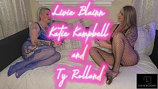 Sexy stripper slut bares all for extra cock service