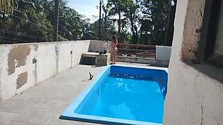 Pedreiro Jerks Off And Cums On Putinha By Pool!