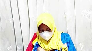 gadis hijab from indomaret fingers her hairy pussy before work