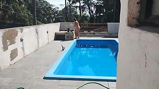 Pedreiro Jerks Off And Cums On Putinha By Pool!