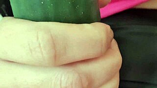 abri as pernas sem calcinha pepino na buceta depilada rosei gostoso