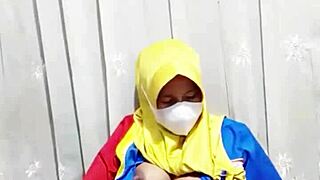 gadis hijab from indomaret fingers her hairy pussy before work