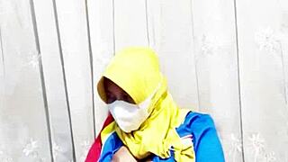 gadis hijab from indomaret fingers her hairy pussy before work