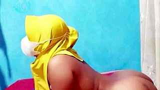 gadis hijab from indomaret fingers her hairy pussy before work