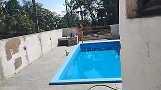 Pedreiro Jerks Off And Cums On Putinha By Pool!