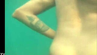 Safada rubs pussy wildly on nudist beach