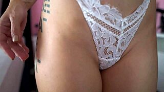 nu meriti dar iti dau voie sa te futi in cur femdom strapon