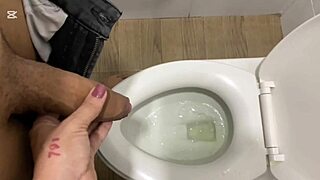 Madrastra latina me pilla en el baño y me folla sin piedad