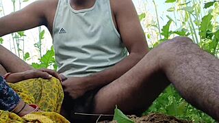 khet pe bhabhi ki chuchi dabate hue chudai kar diya 🤤💦