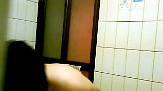 Mature housewife spreads her pussy wide for viewers