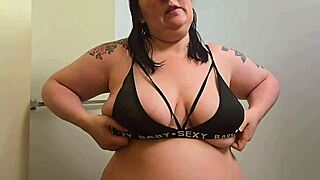 BBW MOM FLASHES BIG TITS TOPLESS OUTDOOR!