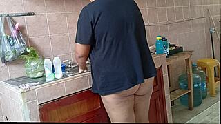 Does this chubby stepmom's kitchen cleaning make you want her curves?