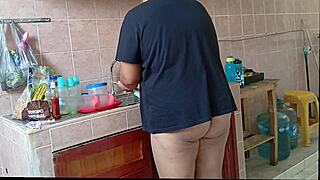 Does this chubby stepmom's kitchen cleaning make you want her curves?