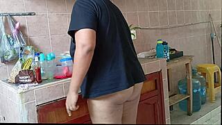 Does this chubby stepmom's kitchen cleaning make you want her curves?